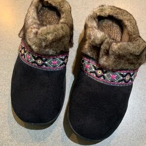 Women’s Isotoner slippers 8.5-9